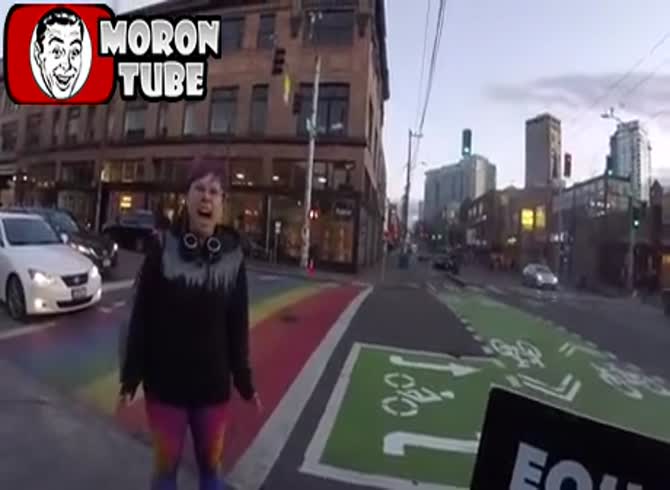 Video :There is nothing for you to do in this gay neighborhood!
